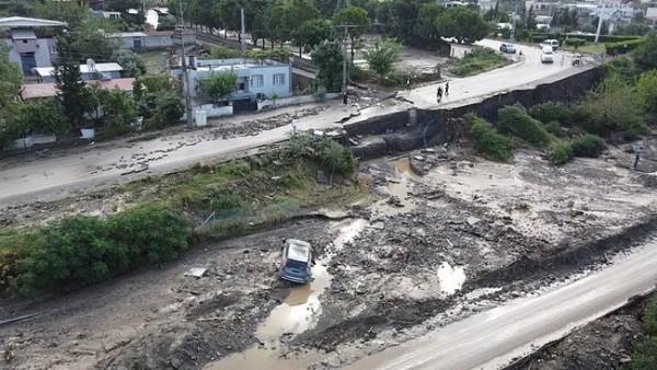 Hatay’ı sağanak vurdu! Engelli kadın için zamanla yarıştılar